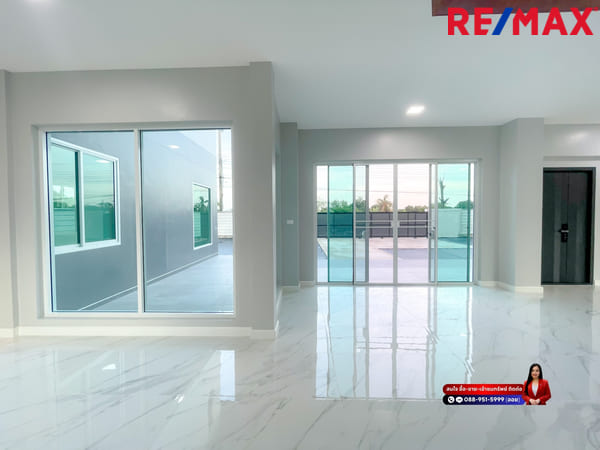 บ้านนิมิตใหม่ 59 I เคซี เลค แลนด์ บ้านสั่งสร้าง บริษัท SC Grand ประกันโครงสร้าง 20 ปี หัวมุม ประตูรั้วหน้าบ้านกว้าง 9 เมตรและมีประตูรั้วเข้าออกได้ 2 ด้าน