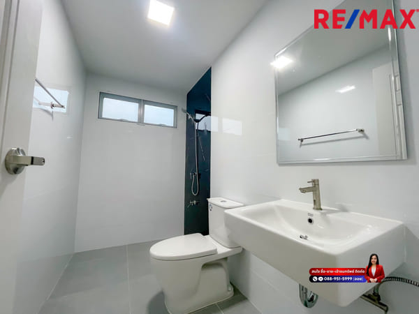 บ้านนิมิตใหม่ 59 I เคซี เลค แลนด์ บ้านสั่งสร้าง บริษัท SC Grand ประกันโครงสร้าง 20 ปี หัวมุม ประตูรั้วหน้าบ้านกว้าง 9 เมตรและมีประตูรั้วเข้าออกได้ 2 ด้าน