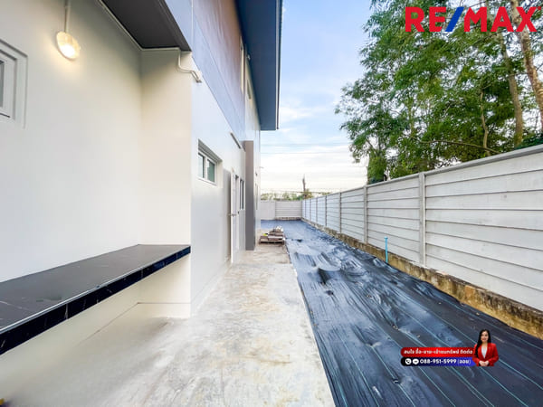 บ้านนิมิตใหม่ 59 I เคซี เลค แลนด์ บ้านสั่งสร้าง บริษัท SC Grand ประกันโครงสร้าง 20 ปี หัวมุม ประตูรั้วหน้าบ้านกว้าง 9 เมตรและมีประตูรั้วเข้าออกได้ 2 ด้าน