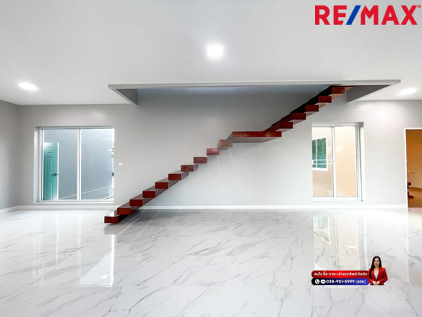 บ้านนิมิตใหม่ 59 I เคซี เลค แลนด์ บ้านสั่งสร้าง บริษัท SC Grand ประกันโครงสร้าง 20 ปี หัวมุม ประตูรั้วหน้าบ้านกว้าง 9 เมตรและมีประตูรั้วเข้าออกได้ 2 ด้าน