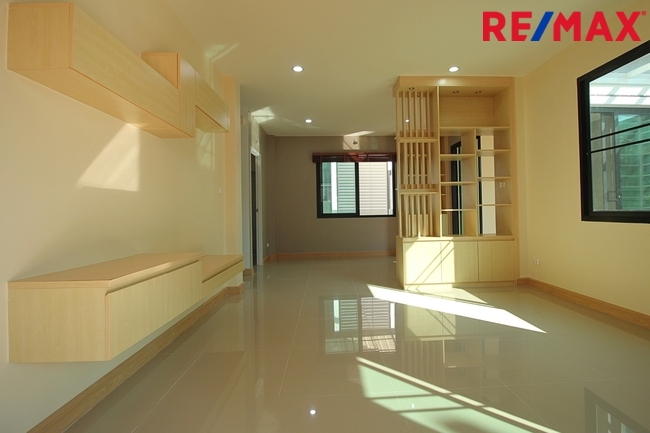 ขายบ้านเดี่ยว ลัดดารมย์ อิลิแกนซ์ วงแหวน สาทร มีห้องนอนชั้น1 ตกแต่งสวย 80 ตร.ว