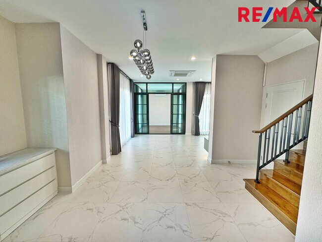 ขายบ้านเดี่ยวหรู บางกอก บูเลอวาร์ด เวสต์เกต 80 ตร.ว. พร้อมอยู่ | SC Asset ทำเลศักยภาพ ติดถนนกาญจนาภิเษก ใกล้รถไฟฟ้าสายสีม่วง( Bangkok Boulevard Westgate)