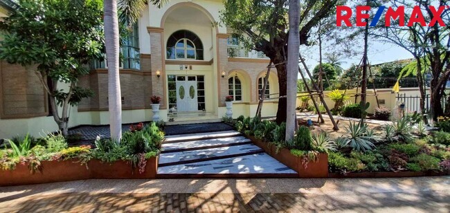 ขายบ้านเดี่ยวหรู หลังมุม ลดาวัลย์ ปิ่นเกล้า–เพชรเกษม 190 ตร.วา | ต้นโครงการ | รีโนเวทใหม่ | ใกล้โรงเรียนนานาชาติ