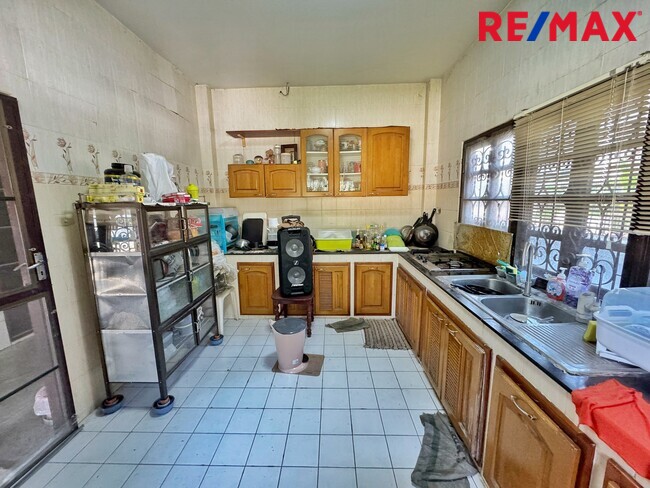 ขายที่ดินพร้อมบ้าน 250 ตร.วา หลังแรก ถนนเมน ภัสรี พุทธมณฑลสาย 2 ซอย 5 | เหมาะปลูกบ้านหรู / รีโนเวท