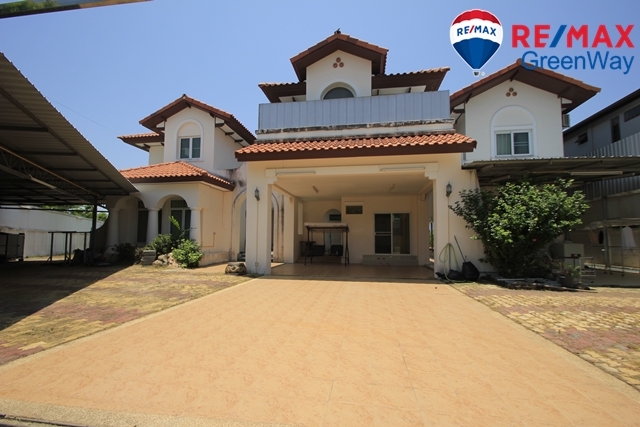 บ้านเดี่ยวพระราม2 บ้านติดน้ำติดทะเลสาบ สารินซิตี้บ้านนภาเหิร 305.3วา หลังบ้านติดน้ำยาว 42เมตร บรรยากาศเป็นส่วนตัวมาก รูปที่ดินถุงเงินถุงทอง พร้อมเรือนรับรอง 2ชั้น บ้านกว้าง สนามหญ้ารอบบ้านขนาดใหญ่ ราคานี้ไม่มีอีกแล้ว