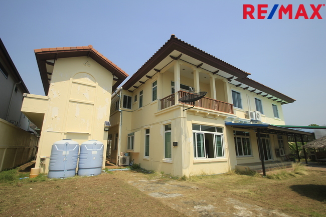 บ้านเดี่ยวพระราม2 บ้านติดน้ำติดทะเลสาบ สารินซิตี้บ้านนภาเหิร 305.3วา หลังบ้านติดน้ำยาว 42เมตร บรรยากาศเป็นส่วนตัวมาก รูปที่ดินถุงเงินถุงทอง พร้อมเรือนรับรอง 2ชั้น บ้านกว้าง สนามหญ้ารอบบ้านขนาดใหญ่ ราคานี้ไม่มีอีกแล้ว