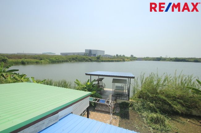 บ้านเดี่ยวพระราม2 บ้านติดน้ำติดทะเลสาบ สารินซิตี้บ้านนภาเหิร 305.3วา หลังบ้านติดน้ำยาว 42เมตร บรรยากาศเป็นส่วนตัวมาก รูปที่ดินถุงเงินถุงทอง พร้อมเรือนรับรอง 2ชั้น บ้านกว้าง สนามหญ้ารอบบ้านขนาดใหญ่ ราคานี้ไม่มีอีกแล้ว