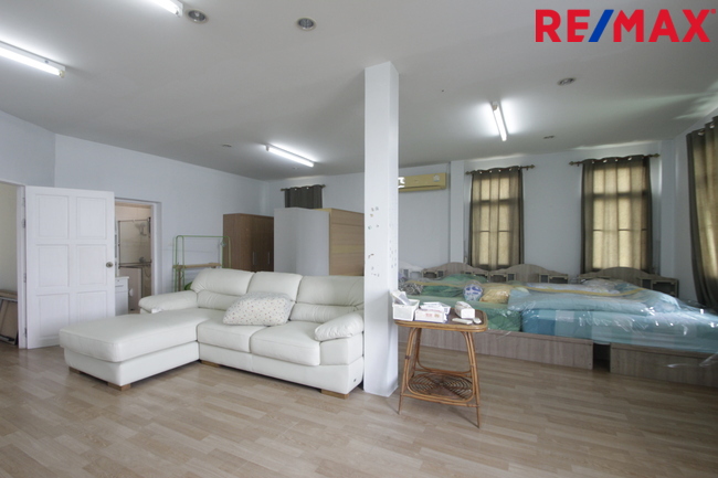 บ้านเดี่ยวพระราม2 บ้านติดน้ำติดทะเลสาบ สารินซิตี้บ้านนภาเหิร 305.3วา หลังบ้านติดน้ำยาว 42เมตร บรรยากาศเป็นส่วนตัวมาก รูปที่ดินถุงเงินถุงทอง พร้อมเรือนรับรอง 2ชั้น บ้านกว้าง สนามหญ้ารอบบ้านขนาดใหญ่ ราคานี้ไม่มีอีกแล้ว