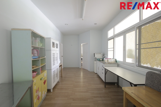 บ้านเดี่ยวพระราม2 บ้านติดน้ำติดทะเลสาบ สารินซิตี้บ้านนภาเหิร 305.3วา หลังบ้านติดน้ำยาว 42เมตร บรรยากาศเป็นส่วนตัวมาก รูปที่ดินถุงเงินถุงทอง พร้อมเรือนรับรอง 2ชั้น บ้านกว้าง สนามหญ้ารอบบ้านขนาดใหญ่ ราคานี้ไม่มีอีกแล้ว