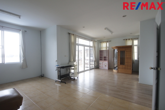 บ้านเดี่ยวพระราม2 บ้านติดน้ำติดทะเลสาบ สารินซิตี้บ้านนภาเหิร 305.3วา หลังบ้านติดน้ำยาว 42เมตร บรรยากาศเป็นส่วนตัวมาก รูปที่ดินถุงเงินถุงทอง พร้อมเรือนรับรอง 2ชั้น บ้านกว้าง สนามหญ้ารอบบ้านขนาดใหญ่ ราคานี้ไม่มีอีกแล้ว