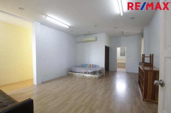 บ้านเดี่ยวพระราม2 บ้านติดน้ำติดทะเลสาบ สารินซิตี้บ้านนภาเหิร 305.3วา หลังบ้านติดน้ำยาว 42เมตร บรรยากาศเป็นส่วนตัวมาก รูปที่ดินถุงเงินถุงทอง พร้อมเรือนรับรอง 2ชั้น บ้านกว้าง สนามหญ้ารอบบ้านขนาดใหญ่ ราคานี้ไม่มีอีกแล้ว