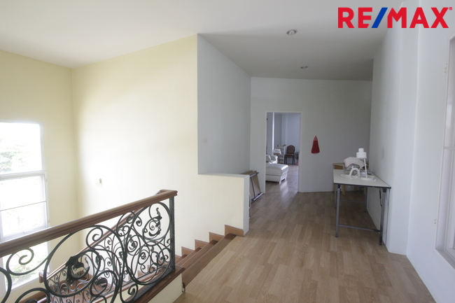 บ้านเดี่ยวพระราม2 บ้านติดน้ำติดทะเลสาบ สารินซิตี้บ้านนภาเหิร 305.3วา หลังบ้านติดน้ำยาว 42เมตร บรรยากาศเป็นส่วนตัวมาก รูปที่ดินถุงเงินถุงทอง พร้อมเรือนรับรอง 2ชั้น บ้านกว้าง สนามหญ้ารอบบ้านขนาดใหญ่ ราคานี้ไม่มีอีกแล้ว