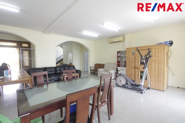 บ้านเดี่ยวพระราม2 บ้านติดน้ำติดทะเลสาบ สารินซิตี้บ้านนภาเหิร 305.3วา หลังบ้านติดน้ำยาว 42เมตร บรรยากาศเป็นส่วนตัวมาก รูปที่ดินถุงเงินถุงทอง พร้อมเรือนรับรอง 2ชั้น บ้านกว้าง สนามหญ้ารอบบ้านขนาดใหญ่ ราคานี้ไม่มีอีกแล้ว