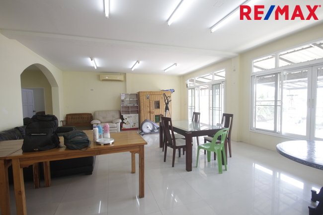 บ้านเดี่ยวพระราม2 บ้านติดน้ำติดทะเลสาบ สารินซิตี้บ้านนภาเหิร 305.3วา หลังบ้านติดน้ำยาว 42เมตร บรรยากาศเป็นส่วนตัวมาก รูปที่ดินถุงเงินถุงทอง พร้อมเรือนรับรอง 2ชั้น บ้านกว้าง สนามหญ้ารอบบ้านขนาดใหญ่ ราคานี้ไม่มีอีกแล้ว