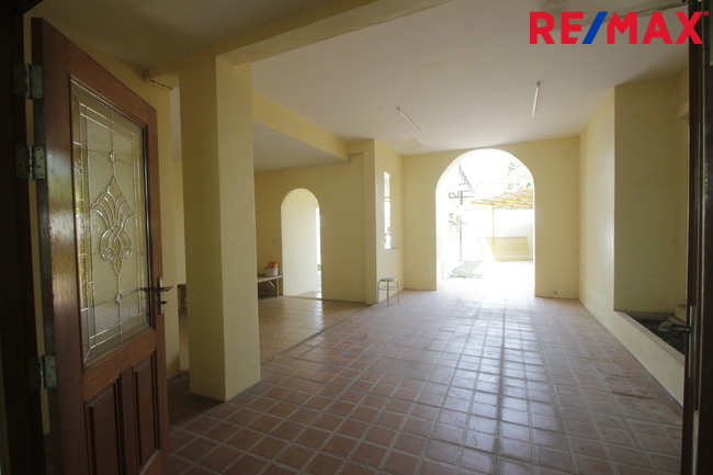 บ้านเดี่ยวพระราม2 บ้านติดน้ำติดทะเลสาบ สารินซิตี้บ้านนภาเหิร 305.3วา หลังบ้านติดน้ำยาว 42เมตร บรรยากาศเป็นส่วนตัวมาก รูปที่ดินถุงเงินถุงทอง พร้อมเรือนรับรอง 2ชั้น บ้านกว้าง สนามหญ้ารอบบ้านขนาดใหญ่ ราคานี้ไม่มีอีกแล้ว