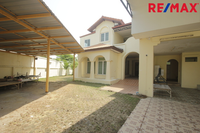 บ้านเดี่ยวพระราม2 บ้านติดน้ำติดทะเลสาบ สารินซิตี้บ้านนภาเหิร 305.3วา หลังบ้านติดน้ำยาว 42เมตร บรรยากาศเป็นส่วนตัวมาก รูปที่ดินถุงเงินถุงทอง พร้อมเรือนรับรอง 2ชั้น บ้านกว้าง สนามหญ้ารอบบ้านขนาดใหญ่ ราคานี้ไม่มีอีกแล้ว