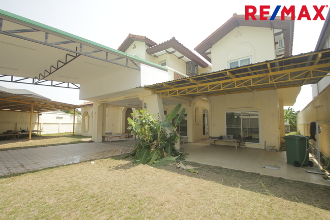 บ้านเดี่ยวพระราม2 บ้านติดน้ำติดทะเลสาบ สารินซิตี้บ้านนภาเหิร 305.3วา หลังบ้านติดน้ำยาว 42เมตร บรรยากาศเป็นส่วนตัวมาก รูปที่ดินถุงเงินถุงทอง พร้อมเรือนรับรอง 2ชั้น บ้านกว้าง สนามหญ้ารอบบ้านขนาดใหญ่ ราคานี้ไม่มีอีกแล้ว