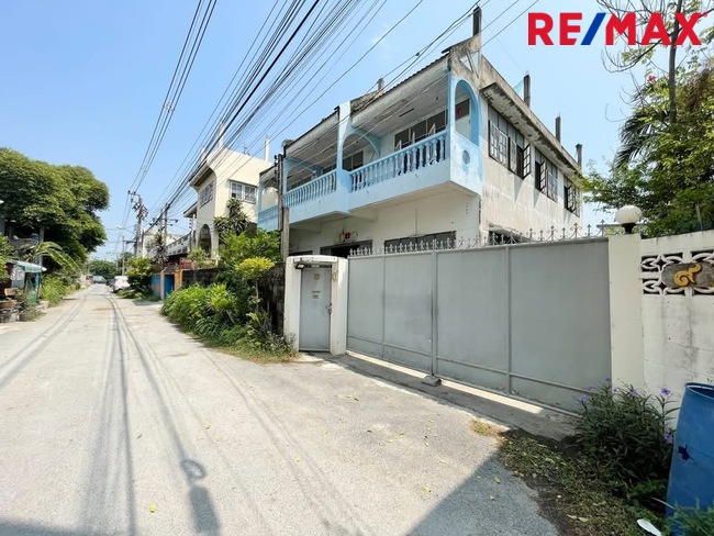 ขายบ้านพร้อมที่ดิน 200ตารางวา ใกล้พระราม2 อาคาร2ชั้นพร้อมดาดฟ้า500ตารางเมตรซอยพุทธบูชา11