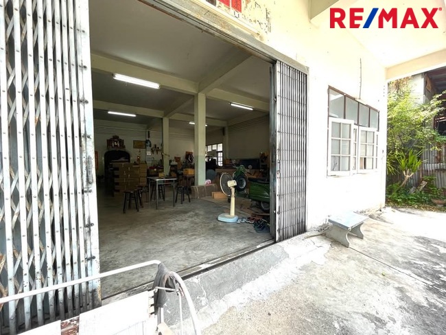 ขายบ้านพร้อมที่ดิน 200ตารางวา ใกล้พระราม2 อาคาร2ชั้นพร้อมดาดฟ้า500ตารางเมตรซอยพุทธบูชา11