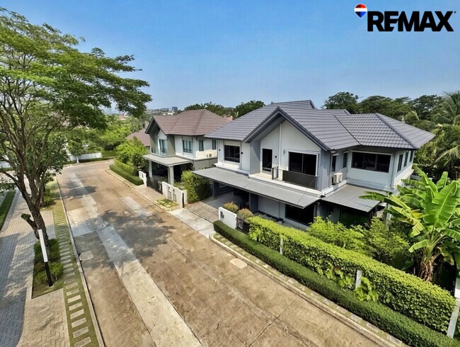 ขายขาดทุนกว่าล้าน! บ้านเดี่ยVenue Flow แจ้งวัฒนะ หลังใหญ่ 73 ตร.ว. ตำแหน่ง Rare Item วิวสวนส่วนกลางหน้าบ้าน (ไม่ชนใคร) 5 นอน สภาพใหม่พร้อมอยู่