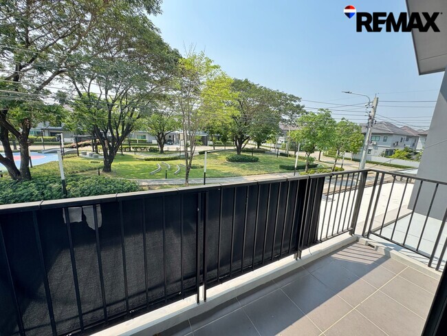 ขายขาดทุนกว่าล้าน! บ้านเดี่ยVenue Flow แจ้งวัฒนะ หลังใหญ่ 73 ตร.ว. ตำแหน่ง Rare Item วิวสวนส่วนกลางหน้าบ้าน (ไม่ชนใคร) 5 นอน สภาพใหม่พร้อมอยู่