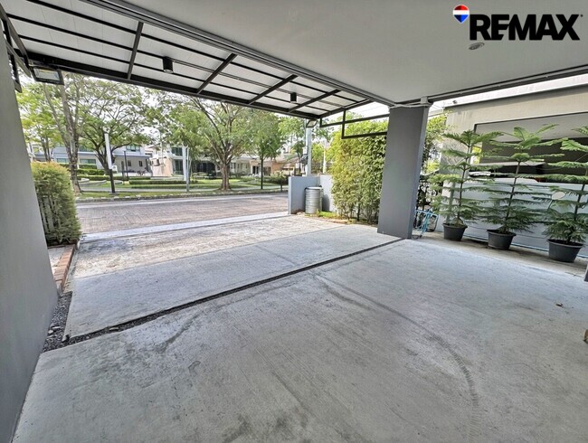 ขายขาดทุนกว่าล้าน! บ้านเดี่ยVenue Flow แจ้งวัฒนะ หลังใหญ่ 73 ตร.ว. ตำแหน่ง Rare Item วิวสวนส่วนกลางหน้าบ้าน (ไม่ชนใคร) 5 นอน สภาพใหม่พร้อมอยู่