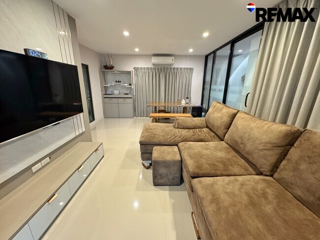 ขายขาดทุนกว่าล้าน! บ้านเดี่ยVenue Flow แจ้งวัฒนะ หลังใหญ่ 73 ตร.ว. ตำแหน่ง Rare Item วิวสวนส่วนกลางหน้าบ้าน (ไม่ชนใคร) 5 นอน สภาพใหม่พร้อมอยู่