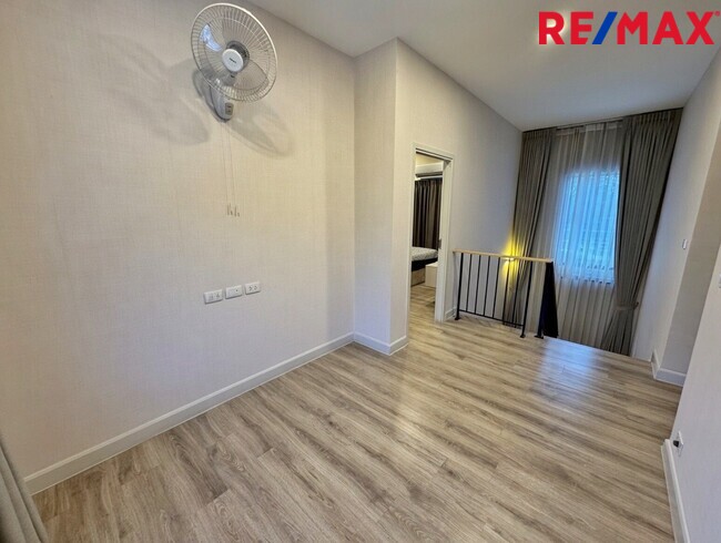 ขายขาดทุนกว่าล้าน! บ้านเดี่ยVenue Flow แจ้งวัฒนะ หลังใหญ่ 73 ตร.ว. ตำแหน่ง Rare Item วิวสวนส่วนกลางหน้าบ้าน (ไม่ชนใคร) 5 นอน สภาพใหม่พร้อมอยู่