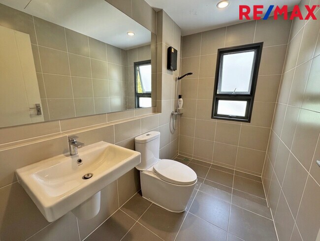 ขายขาดทุนกว่าล้าน! บ้านเดี่ยVenue Flow แจ้งวัฒนะ หลังใหญ่ 73 ตร.ว. ตำแหน่ง Rare Item วิวสวนส่วนกลางหน้าบ้าน (ไม่ชนใคร) 5 นอน สภาพใหม่พร้อมอยู่