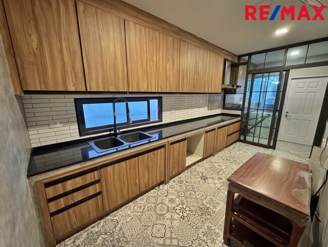 ขายขาดทุนกว่าล้าน! บ้านเดี่ยVenue Flow แจ้งวัฒนะ หลังใหญ่ 73 ตร.ว. ตำแหน่ง Rare Item วิวสวนส่วนกลางหน้าบ้าน (ไม่ชนใคร) 5 นอน สภาพใหม่พร้อมอยู่