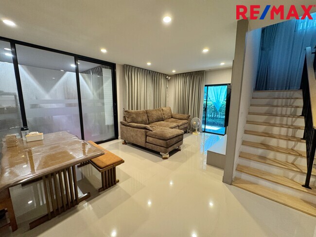 ขายขาดทุนกว่าล้าน! บ้านเดี่ยVenue Flow แจ้งวัฒนะ หลังใหญ่ 73 ตร.ว. ตำแหน่ง Rare Item วิวสวนส่วนกลางหน้าบ้าน (ไม่ชนใคร) 5 นอน สภาพใหม่พร้อมอยู่