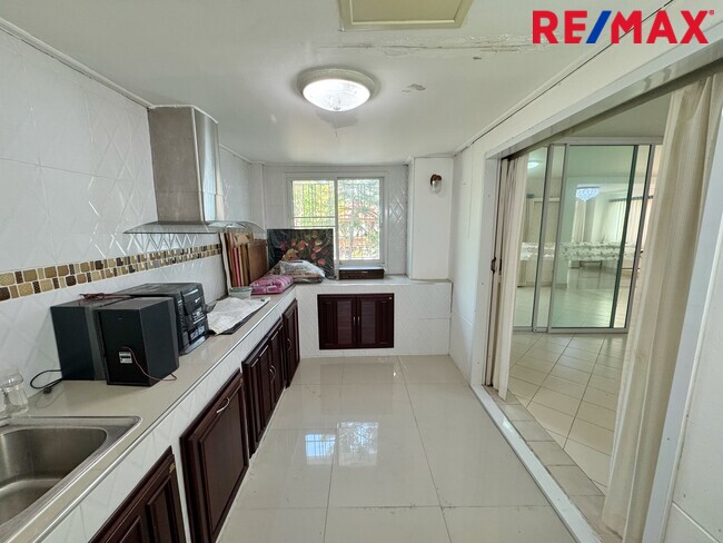 ขายบ้านเดี่ยว บางบัวทอง หมู่บ้าน ศิริวรรณ ชวนชม 66 ตร.ว. หลังริม ถนนเมน บางกรวย ไทรน้อย ใกล้รถไฟฟ้าสายสีม่วง ราคาถูกที่สุดในโครงการ!