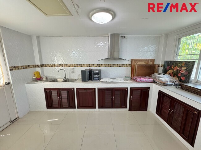 ขายบ้านเดี่ยว บางบัวทอง หมู่บ้าน ศิริวรรณ ชวนชม 66 ตร.ว. หลังริม ถนนเมน บางกรวย ไทรน้อย ใกล้รถไฟฟ้าสายสีม่วง ราคาถูกที่สุดในโครงการ!