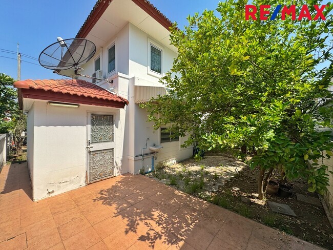 ขายบ้านเดี่ยว บางบัวทอง หมู่บ้าน ศิริวรรณ ชวนชม 66 ตร.ว. หลังริม ถนนเมน บางกรวย ไทรน้อย ใกล้รถไฟฟ้าสายสีม่วง ราคาถูกที่สุดในโครงการ!