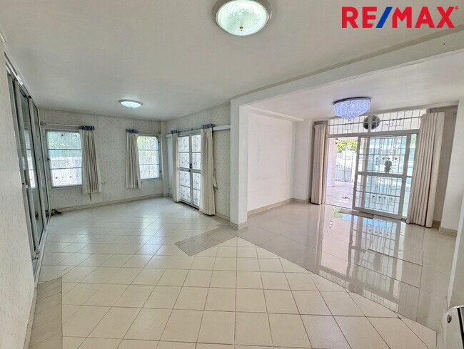 ขายบ้านเดี่ยว บางบัวทอง หมู่บ้าน ศิริวรรณ ชวนชม 66 ตร.ว. หลังริม ถนนเมน บางกรวย ไทรน้อย ใกล้รถไฟฟ้าสายสีม่วง ราคาถูกที่สุดในโครงการ!