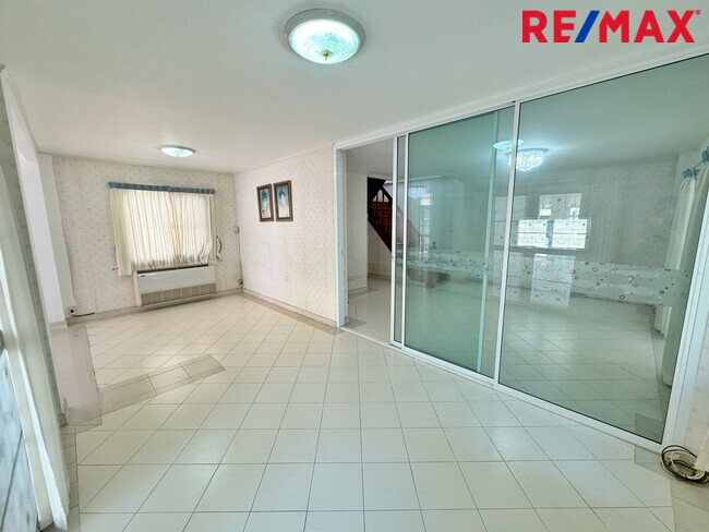 ขายบ้านเดี่ยว บางบัวทอง หมู่บ้าน ศิริวรรณ ชวนชม 66 ตร.ว. หลังริม ถนนเมน บางกรวย ไทรน้อย ใกล้รถไฟฟ้าสายสีม่วง ราคาถูกที่สุดในโครงการ!