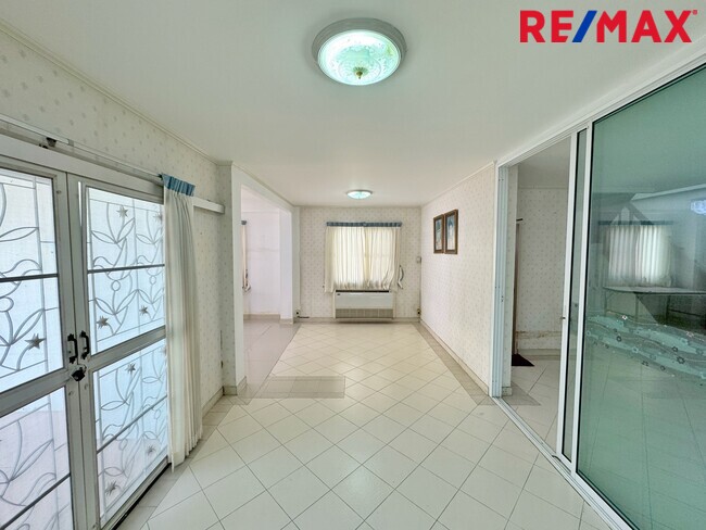 ขายบ้านเดี่ยว บางบัวทอง หมู่บ้าน ศิริวรรณ ชวนชม 66 ตร.ว. หลังริม ถนนเมน บางกรวย ไทรน้อย ใกล้รถไฟฟ้าสายสีม่วง ราคาถูกที่สุดในโครงการ!