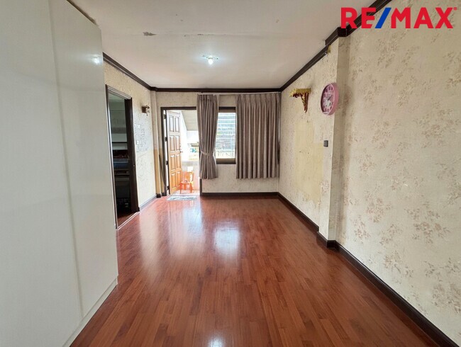 ขายบ้านเดี่ยวเมืองเอก รังสิต 94 ตร.ว. ใกล้ ม.รังสิต และรถไฟฟ้าหลักหก โครงสร้างแข็งแรง ราคาถูกที่สุดในย่าน!