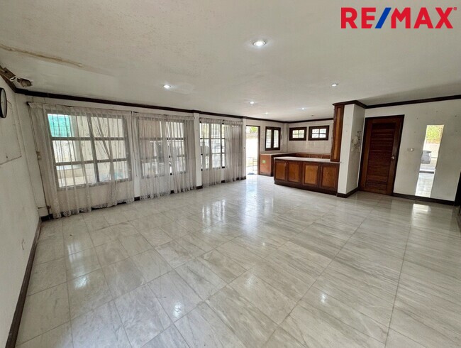 ขายบ้านเดี่ยวเมืองเอก รังสิต 94 ตร.ว. ใกล้ ม.รังสิต และรถไฟฟ้าหลักหก โครงสร้างแข็งแรง ราคาถูกที่สุดในย่าน!