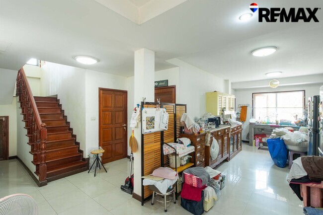 ขายบ้านพร้อมที่ดิน 200 ตร.ว. ถนนอุทยาน บ้านเดี่ยวหลังใหญ่ 4 นอน ใกล้พุทธมณฑล-ศาลายา