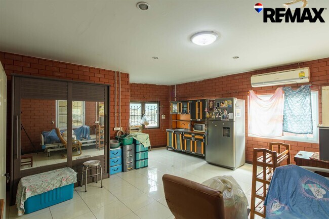 ขายบ้านพร้อมที่ดิน 200 ตร.ว. ถนนอุทยาน บ้านเดี่ยวหลังใหญ่ 4 นอน ใกล้พุทธมณฑล-ศาลายา