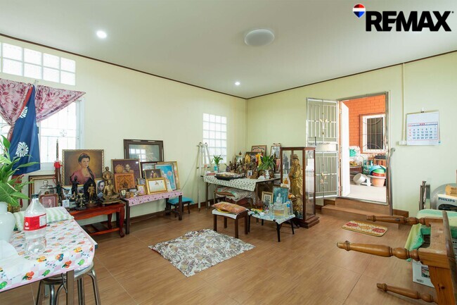 ขายบ้านพร้อมที่ดิน 200 ตร.ว. ถนนอุทยาน บ้านเดี่ยวหลังใหญ่ 4 นอน ใกล้พุทธมณฑล-ศาลายา