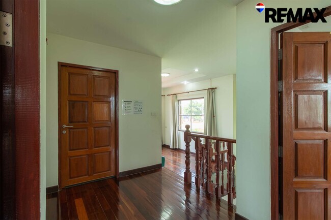 ขายบ้านพร้อมที่ดิน 200 ตร.ว. ถนนอุทยาน บ้านเดี่ยวหลังใหญ่ 4 นอน ใกล้พุทธมณฑล-ศาลายา