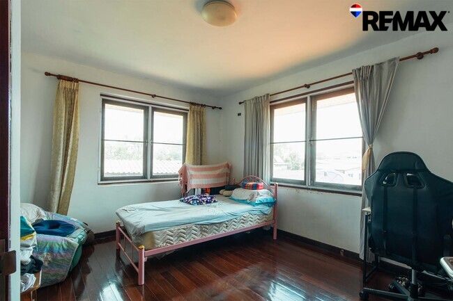 ขายบ้านพร้อมที่ดิน 200 ตร.ว. ถนนอุทยาน บ้านเดี่ยวหลังใหญ่ 4 นอน ใกล้พุทธมณฑล-ศาลายา