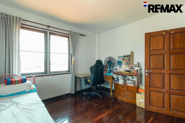 ขายบ้านพร้อมที่ดิน 200 ตร.ว. ถนนอุทยาน บ้านเดี่ยวหลังใหญ่ 4 นอน ใกล้พุทธมณฑล-ศาลายา