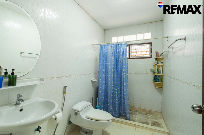 ขายบ้านพร้อมที่ดิน 200 ตร.ว. ถนนอุทยาน บ้านเดี่ยวหลังใหญ่ 4 นอน ใกล้พุทธมณฑล-ศาลายา