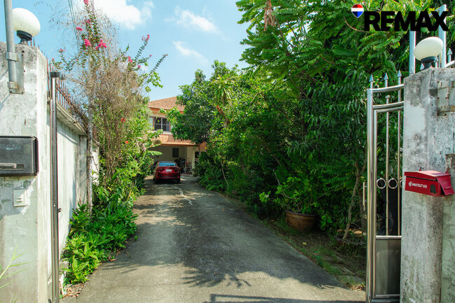 ขายบ้านพร้อมที่ดิน 200 ตร.ว. ถนนอุทยาน บ้านเดี่ยวหลังใหญ่ 4 นอน ใกล้พุทธมณฑล-ศาลายา