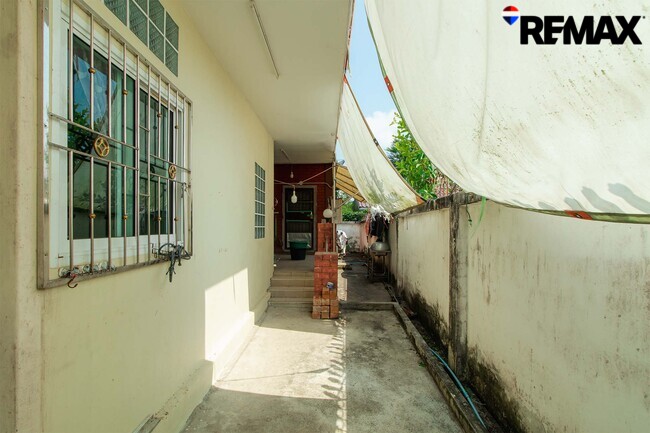 ขายบ้านพร้อมที่ดิน 200 ตร.ว. ถนนอุทยาน บ้านเดี่ยวหลังใหญ่ 4 นอน ใกล้พุทธมณฑล-ศาลายา