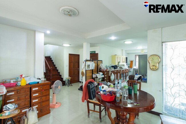 ขายบ้านพร้อมที่ดิน 200 ตร.ว. ถนนอุทยาน บ้านเดี่ยวหลังใหญ่ 4 นอน ใกล้พุทธมณฑล-ศาลายา