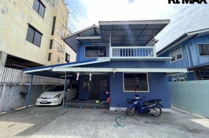 บ้านเดี่ยว 2 ชั้น พื้นที่ 50 ตร.ว. รีโนเวทใหม่ทั้งหลัง พร้อมอยู่ ทำเลศักยภาพย่านอ่อนนุช-ศรีนครินทร์ ใกล้ MRT สายสีเหลือง เหมาะสำหรับครอบครัวใหญ่